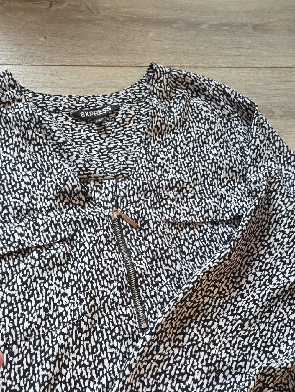 ❤️ 3 /$25 Express Black & White Zip-Front Printed Long Sleeve Top